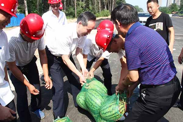 Group President Yu Youfei site inspection and construction and condolences to the construction team.jpg