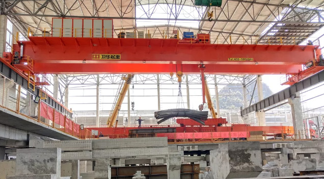 Electrolytic aluminum crane