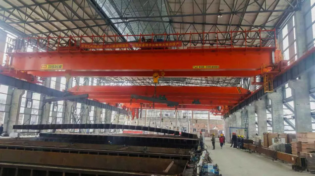 Electrolytic aluminum multifunctional crane