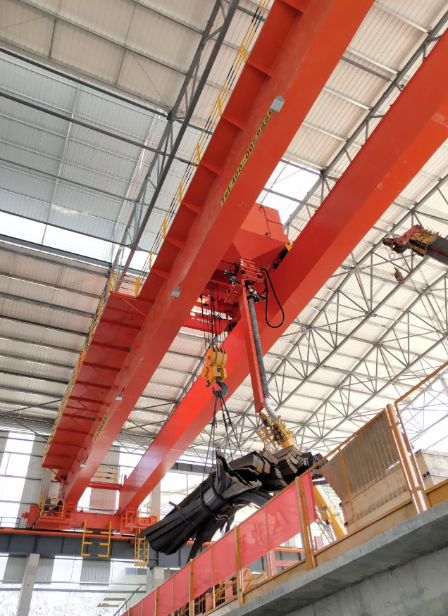 Electrolytic aluminum crane